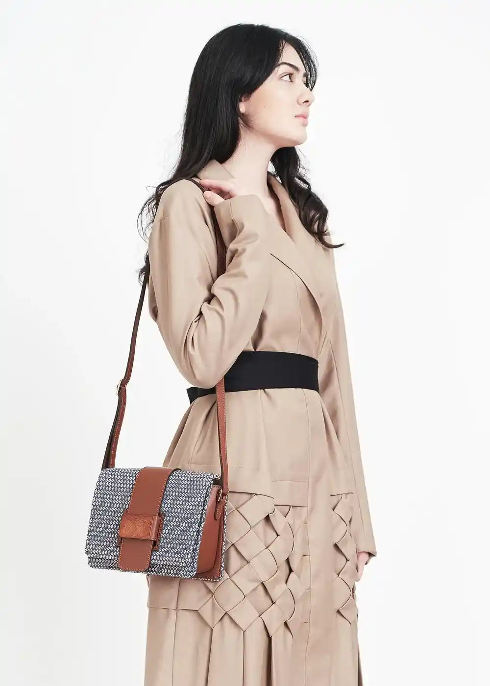 Woman wearing Berlin Align Topaz handwoven crossbody bag with brown leather over shoulder
