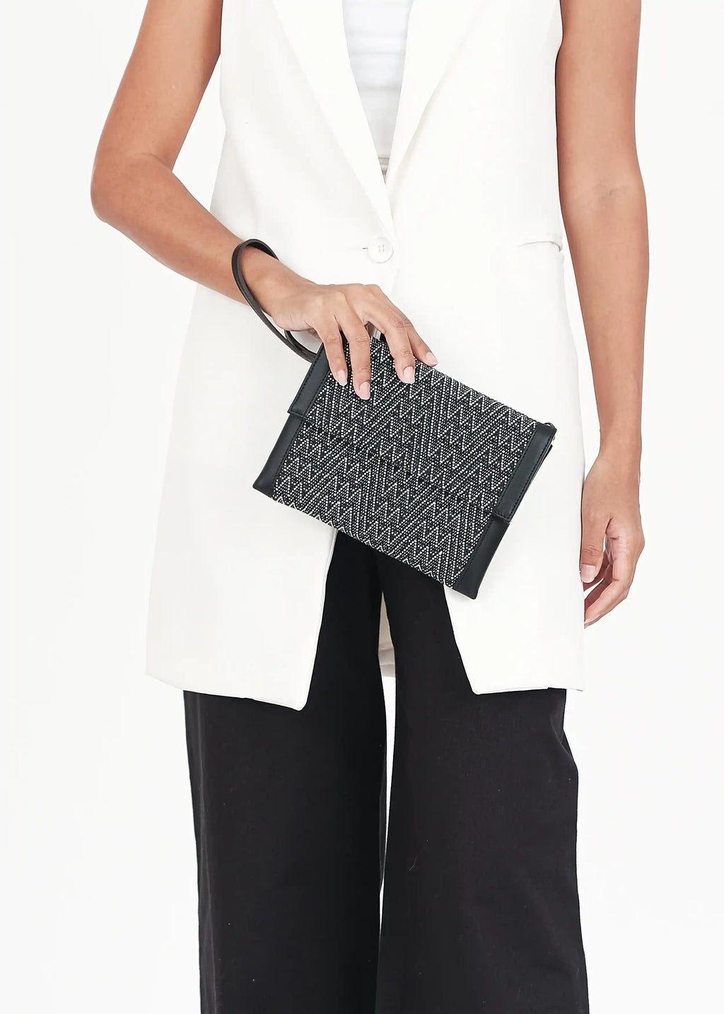 Woman carrying Venice Peak Noir handwoven crossbody bag with black leather strap