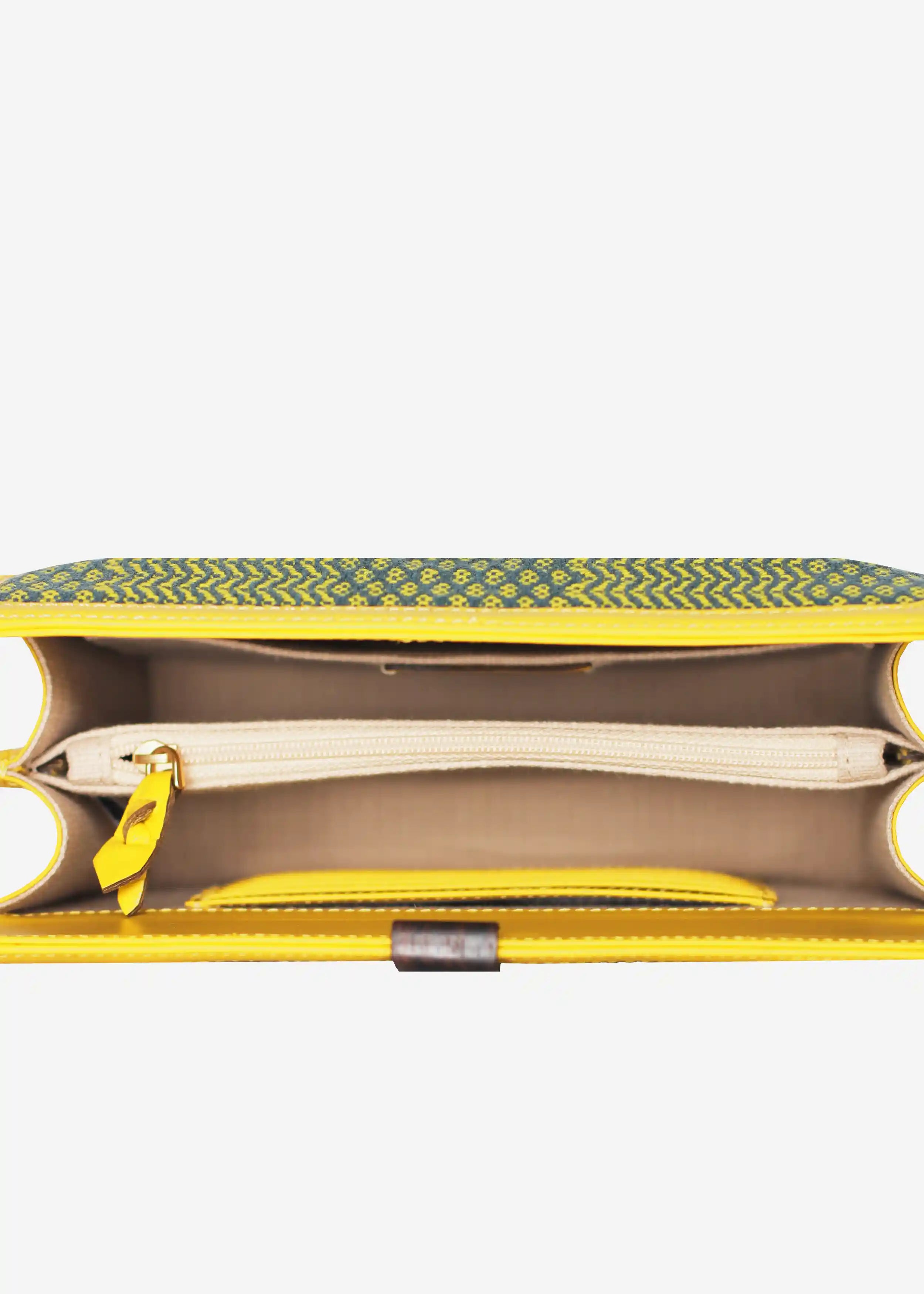 Zürich Dream Green Mango bag interior showing 6-slot card panel, zipper pocket and open side pocket