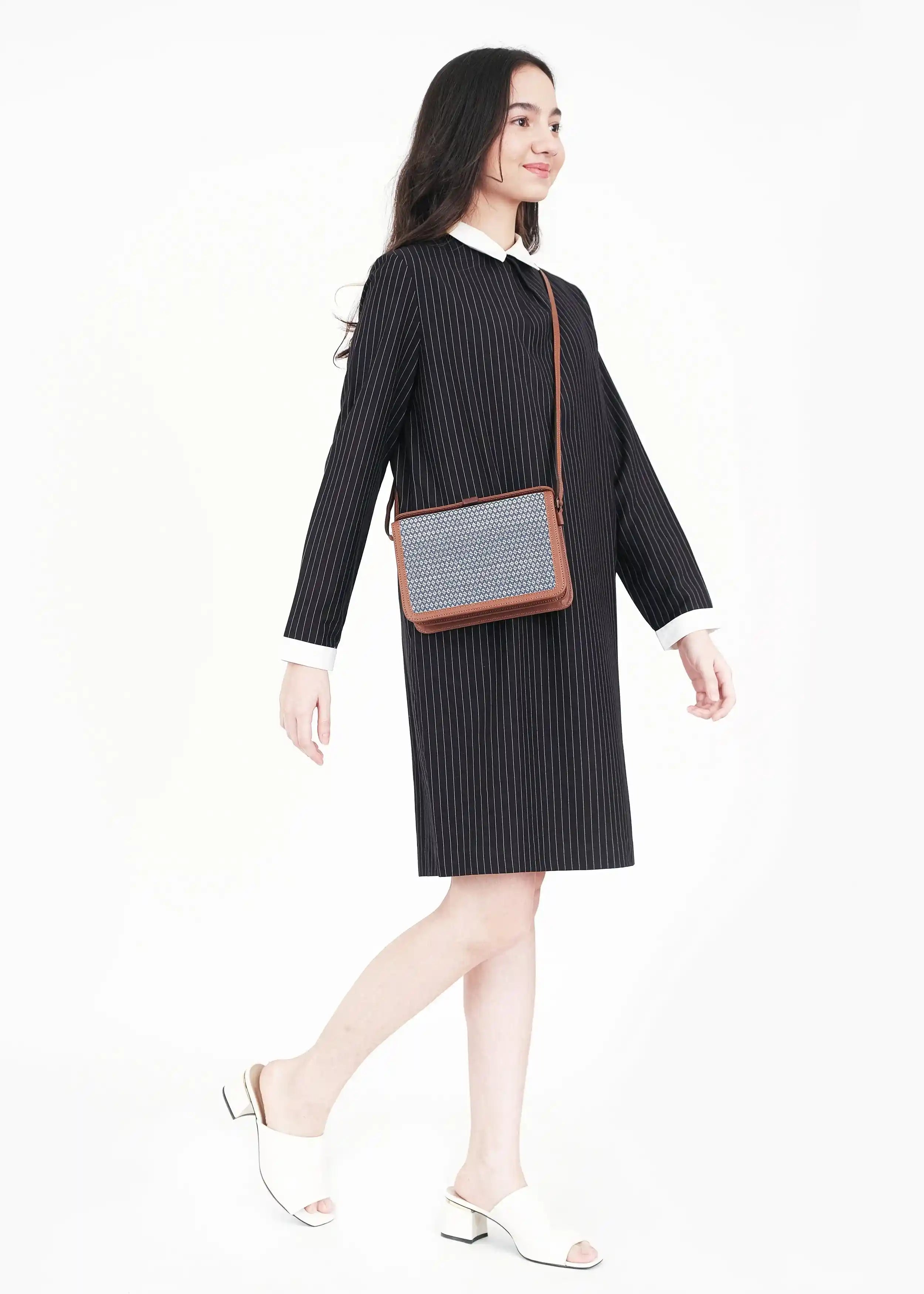 Woman wearing Zürich Align Topaz crossbody bag with brown nappa leather over shoulder