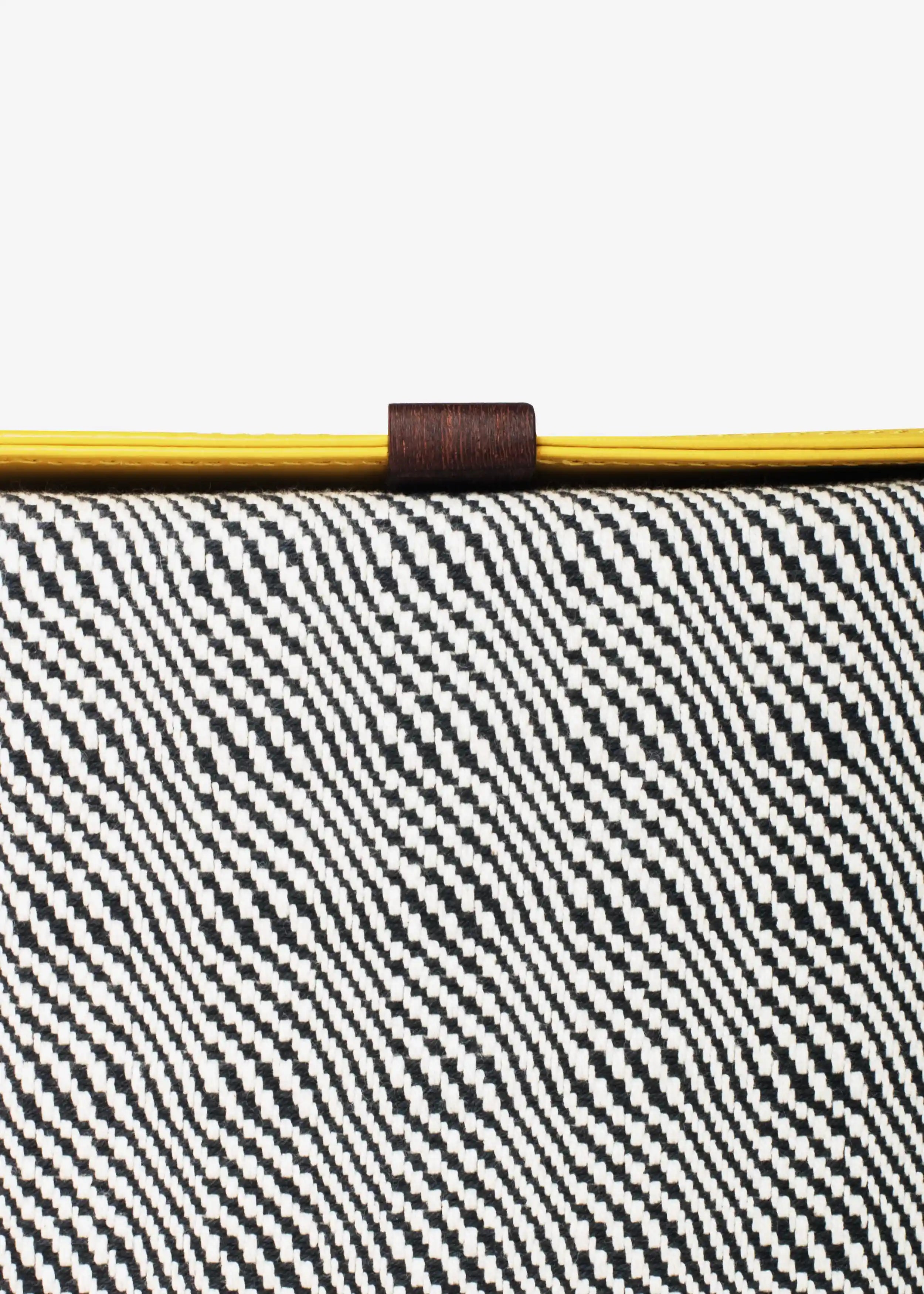 Close-up of Rise Salt & Pepper handwoven cotton weave on Zürich crossbody bag
