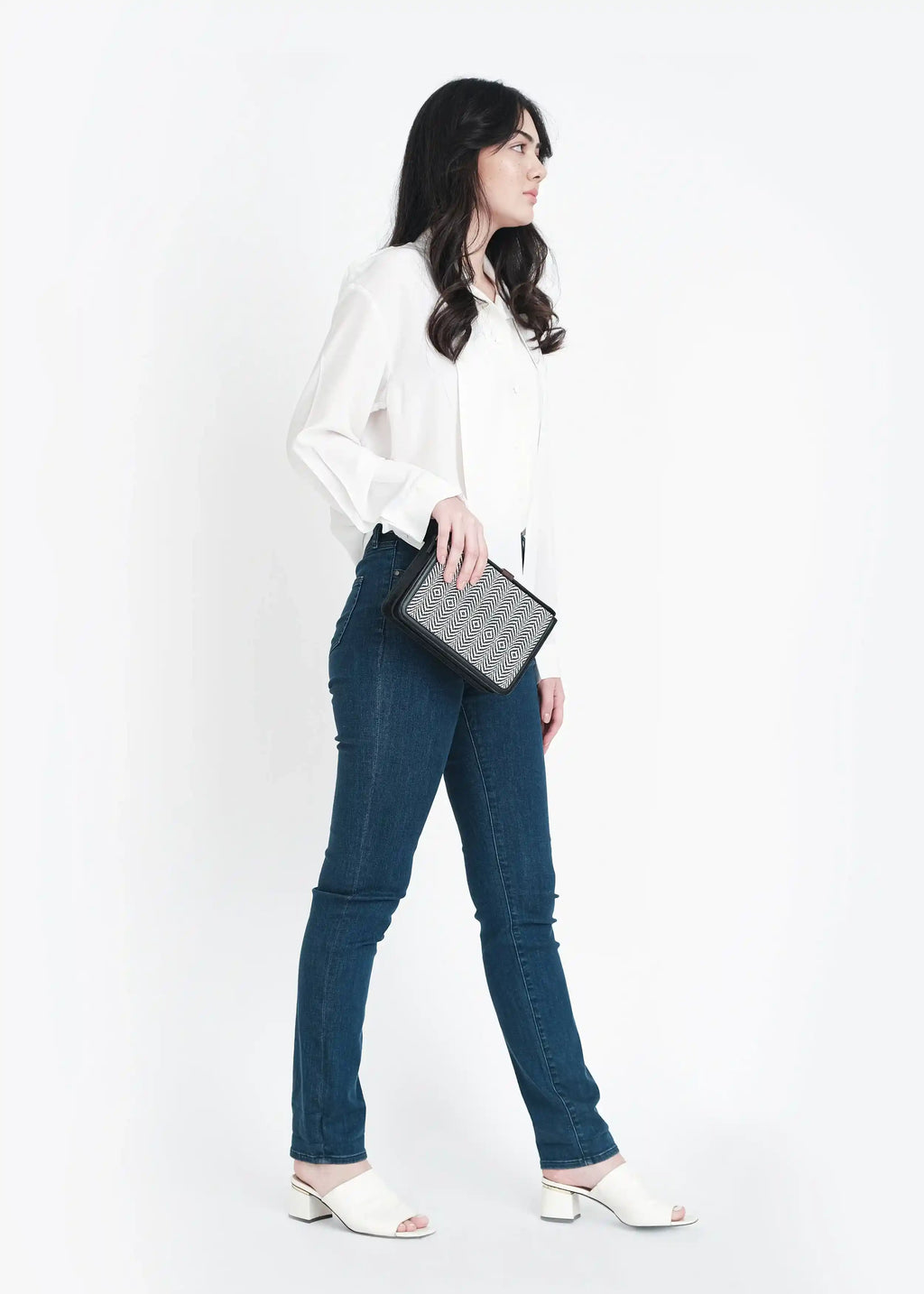 Woman wearing Zürich Sizzle Salt & Pepper crossbody bag with black nappa leather over shoulder