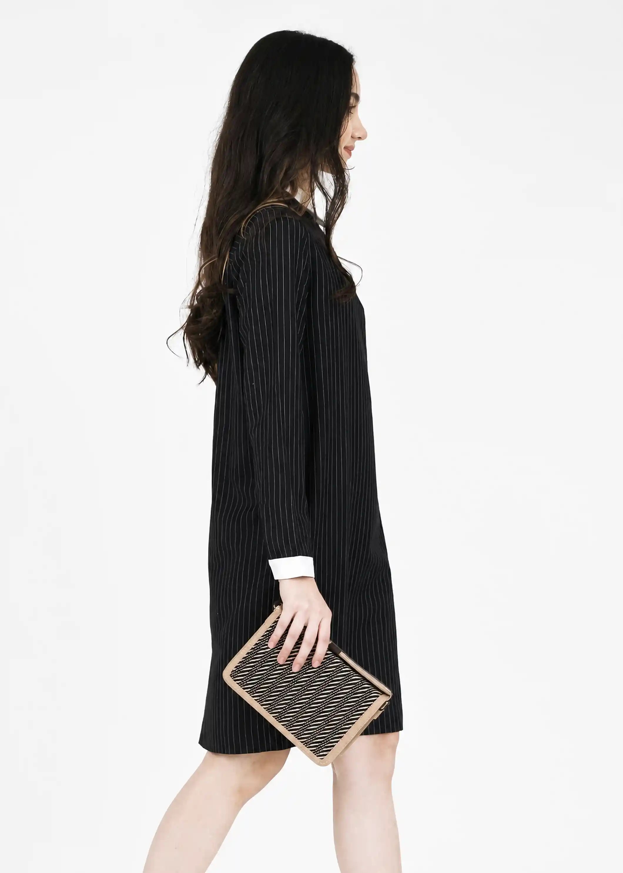 Woman wearing Zürich Twist Dusk crossbody bag with beige nappa leather over shoulder